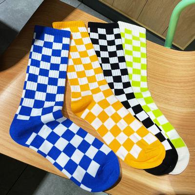 Schwarz karierte Mid-Calf-Socken für Männer und Frauen, Frühling und Herbst, vielseitige lange Socken für Sport