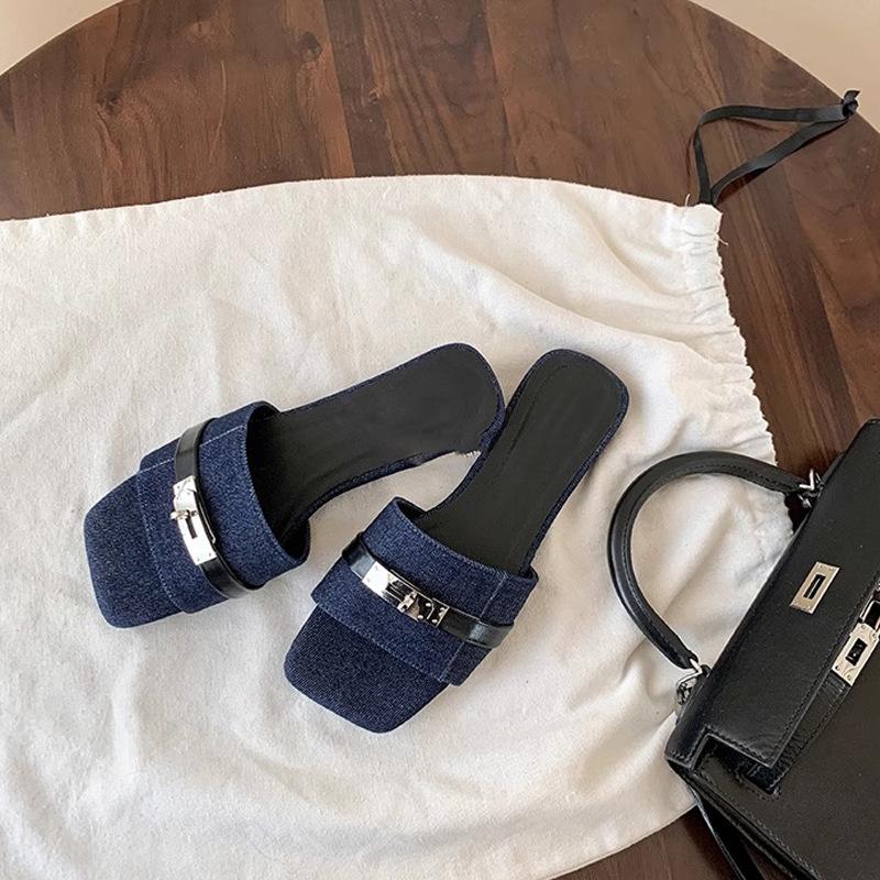 

Тапочки на плоской подошве~ Квадратный носок, замок, слово, плоская подошва, праздничные пляжные тапочки, женские сандалии для улицы 40