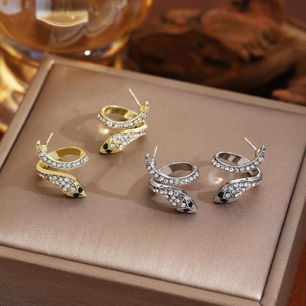 Exquisite Diamond-Encrusted Silver Snake Earrings – Luxurious, Unique Design with a Modern Style.