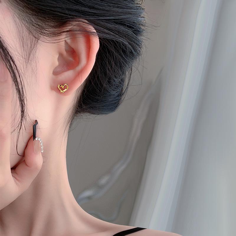 Love Earrings, Screws, Earrings, No Need To Pick Up Ear Holes When Sleeping, Light and Luxurious Hollow Heart-shaped Earrings