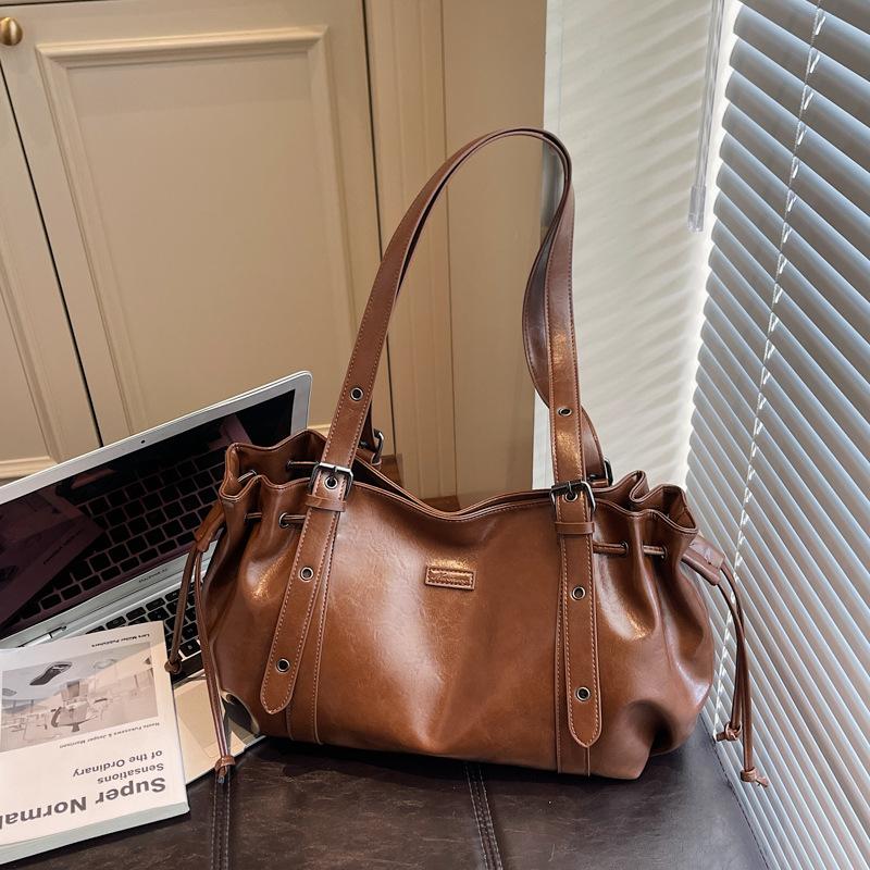 

Retro niche underarm bag women s new trendy autumn and winter fashion tote bag large capacity shoulder bag коричневый