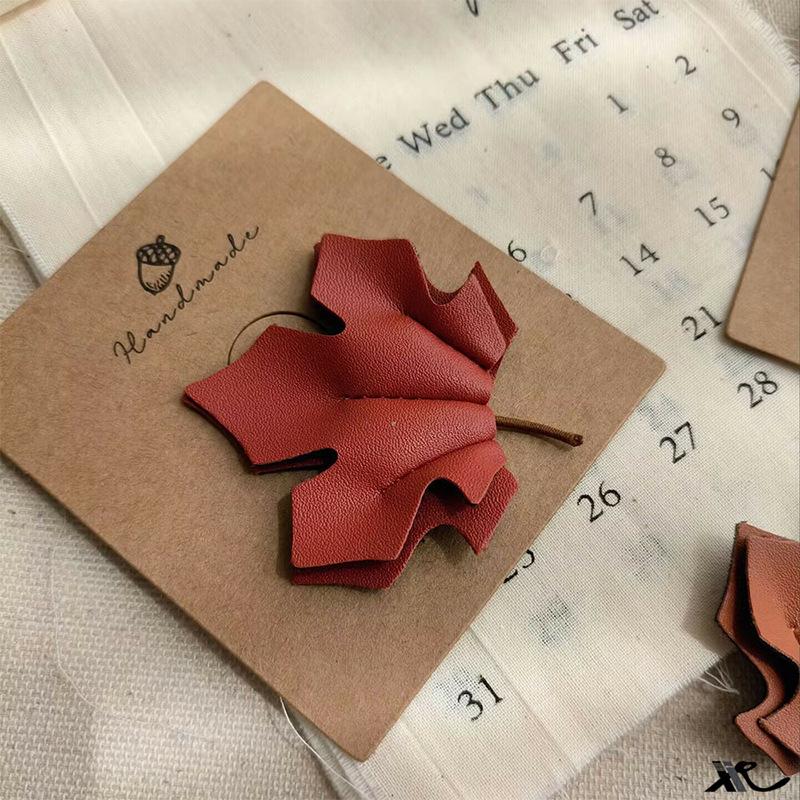 

Детская заколка для волос ручной работы «Осенний и зимний кленовый лист» с креативным литературным дизайном