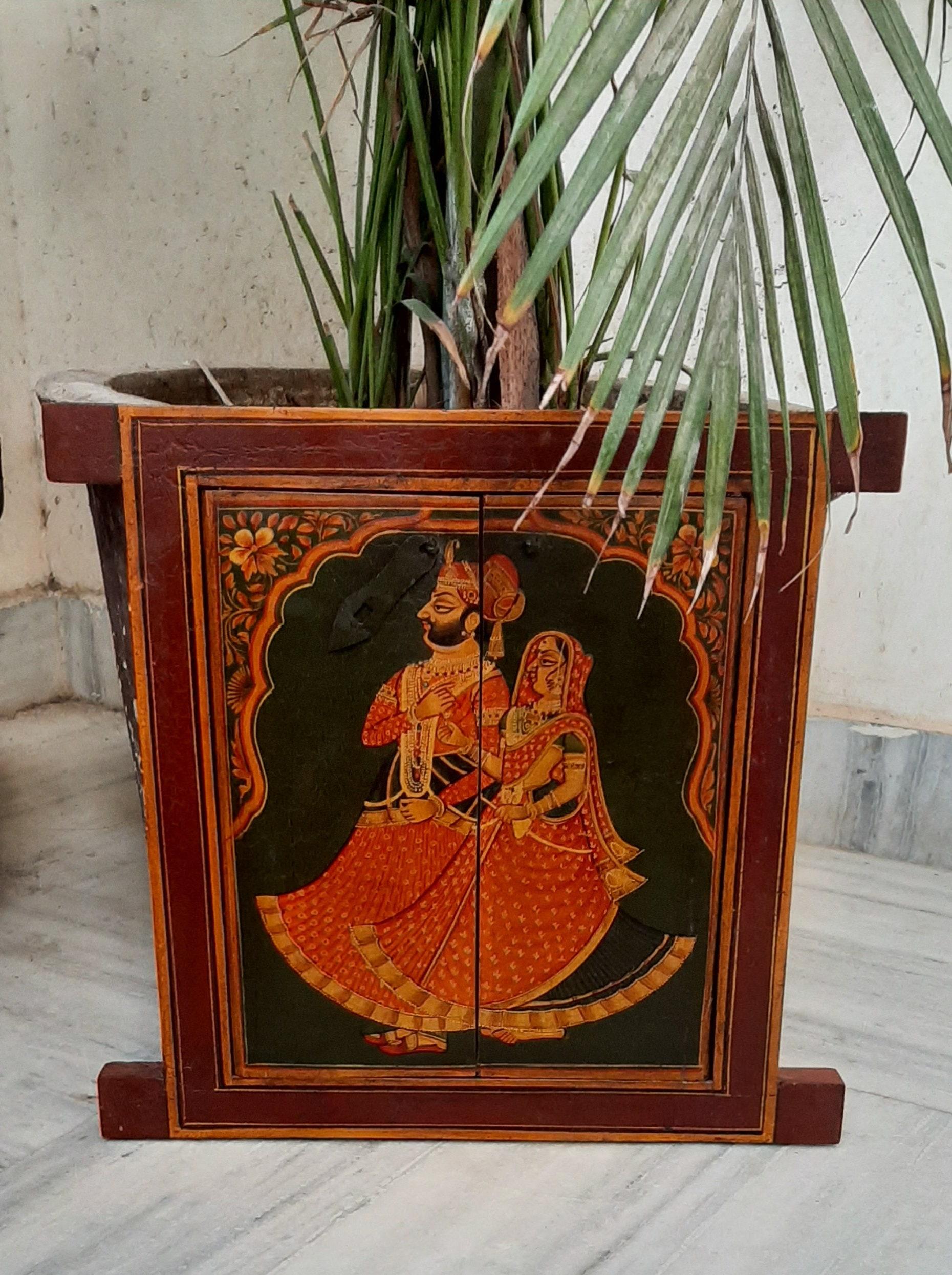 Antique Painted Wood Jharokha: Royal Couple Indian Wall Decor разноцветный