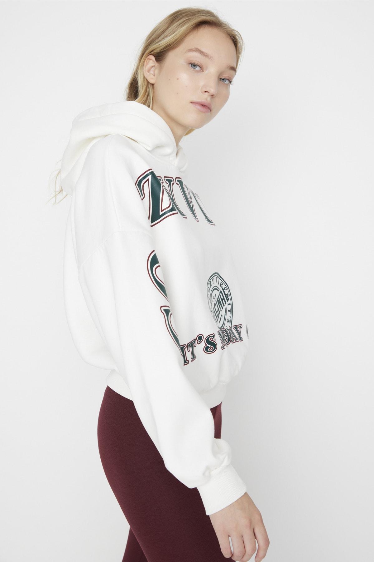 

Бежевый вязаный свитшот с капюшоном и флисовой подкладкой с принтом TWOAW22SW0688..