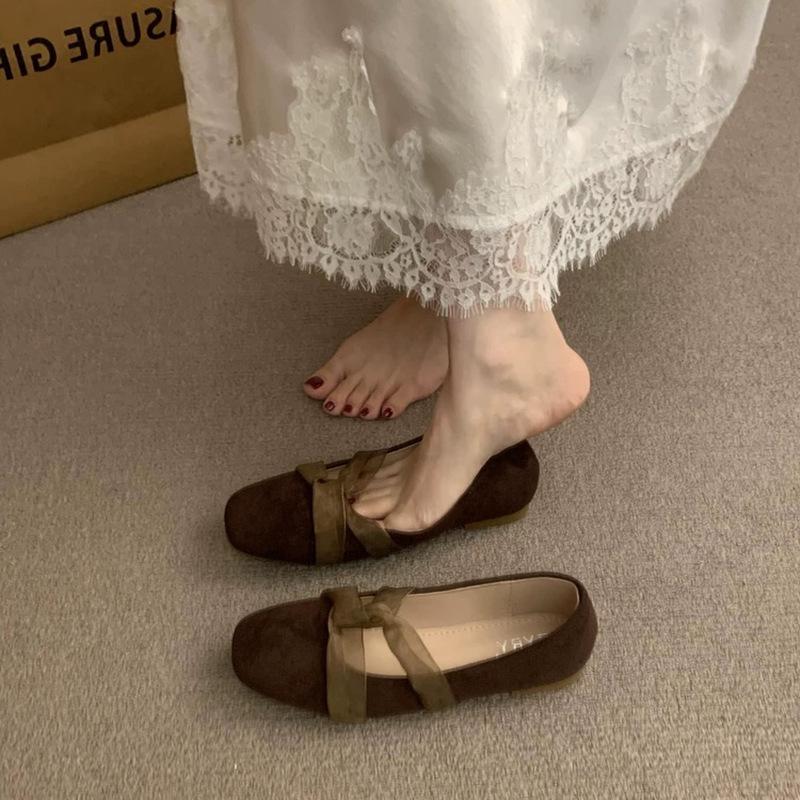 Franske sko med flat bunn og mild vind, kveldssko med snøring og kryssende remmer, lav utringning, firkantet tå, semsket skinn, allsidige pendlersko, ballettpumps, damesko