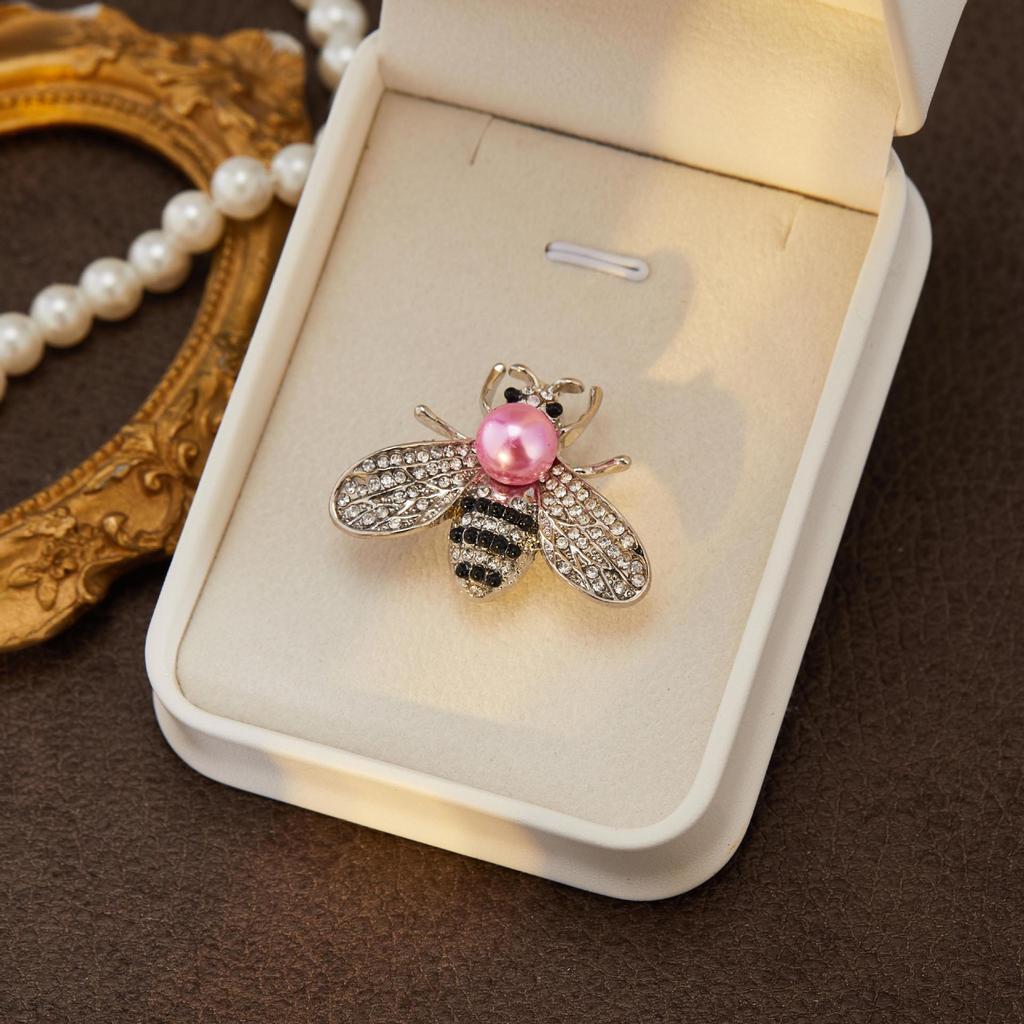 High-End Women's Bee Brooch: Korean Luxury Temperament Badge Pin for Versatile Clothing Accessories