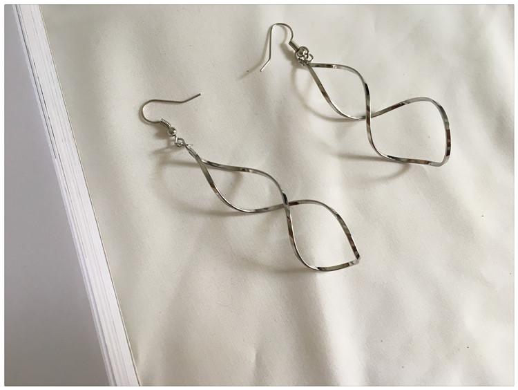 Foreign Trade Personality Wild Spiral Curved Geometric Earrings Frosted Earrings Design Sense Wave Curve Earrings Jewelry