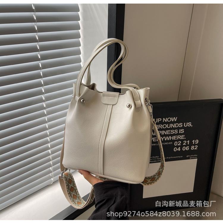 Fashion wide strap bucket bag for women 2025 new niche design crossbody bag popular commuter women's shoulder bag