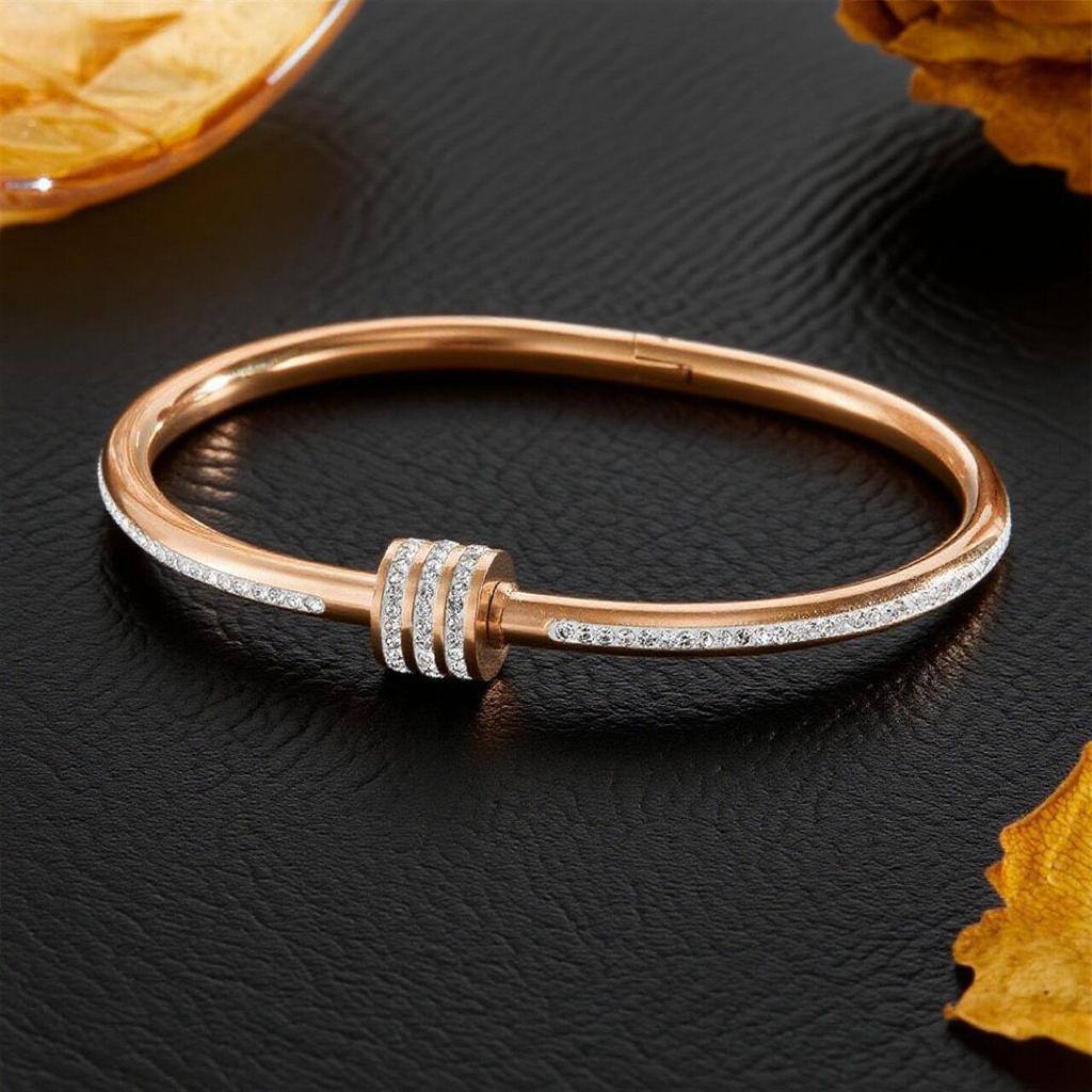 Women's Colorfast Stainless Steel Bracelet with Diamond Inlay, Exquisite High-End Design, Slim Waist, Titanium Steel.