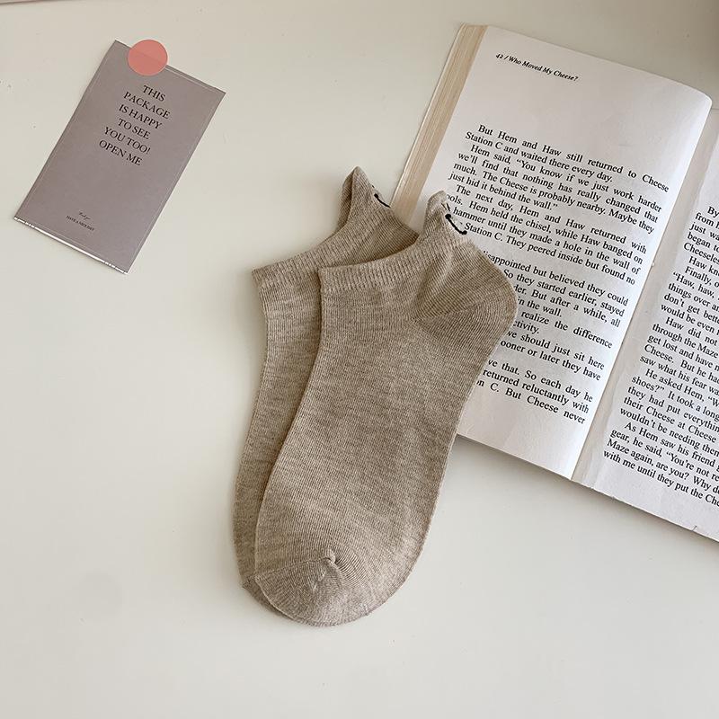 Thin Embroidered Smiley Face Ankle Socks – Cute, Anti-Slip, Invisible Fit for Spring/Summer