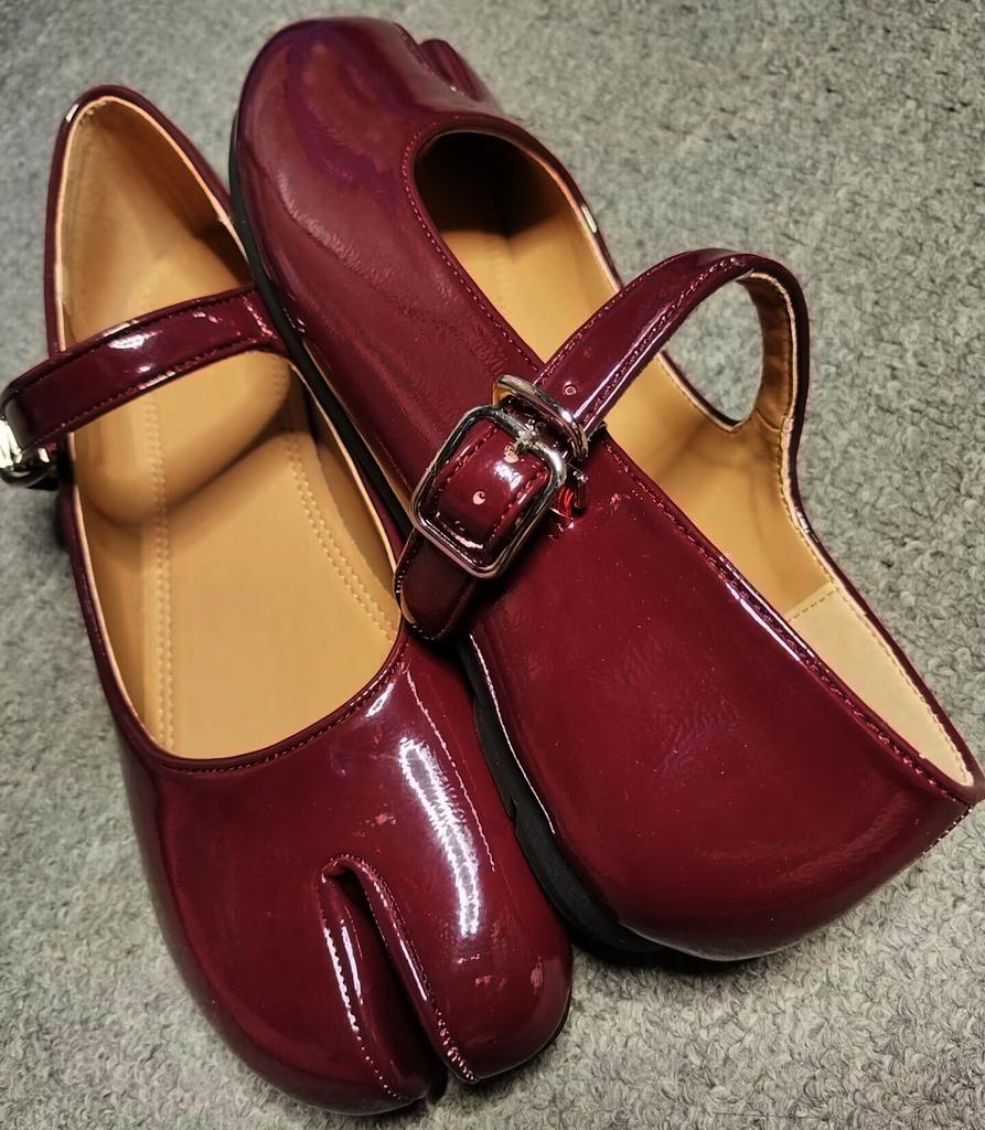 Mary Jane shoes women's 2025 new buckle light mouth Korean version fashionable retro flat bottom split toe pig's trotters single shoes small leathe