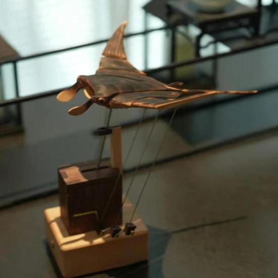 Wooden Electric Manta Ray Ornament Handmade Artisan Bionic Manta Ray Automaton Lifelike Mechanical Ocean Animal Home Office Desk Decoration