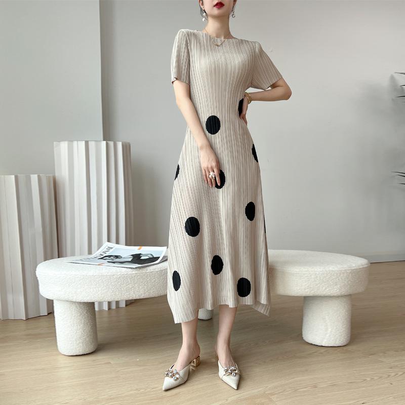 

Стильное летнее платье в горошек с плиссе - облегающее, свободное, неровный подол, акцент на талии для женщин One Size абрикосовый