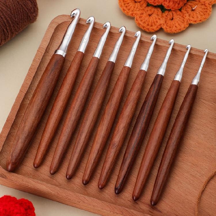 8Pcs Ergonomic Wood Grip Crochet Hook Needle 3.0-7.0mm Aluminium Crochet Hook Yarn Craft Tool for Sweater Scarf Hat Bag