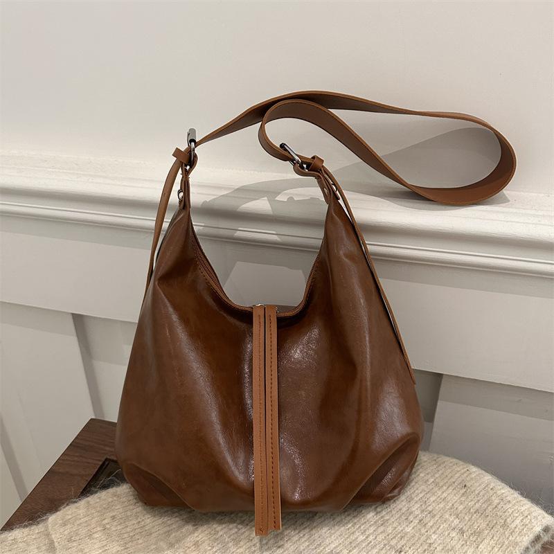 

Вместительная ретро новая сумка-тоут на осень и зиму, корейская версия в зарубежном стиле, с продвинутой текстурой, женская универсальная нишевая сумка через плечо