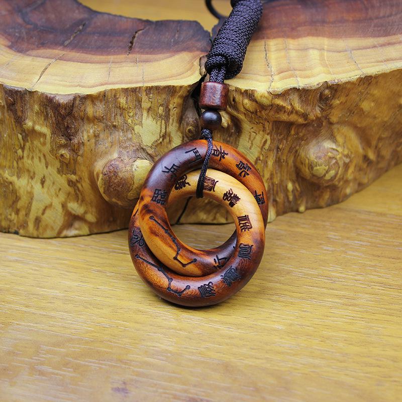 Handgefertigter Yin-Yang-Ring aus Pfirsichholz: Donnerschlag-Schnitzerei mit Himmlischer Schrift, Mini Qiankun-Kreis Anhänger.