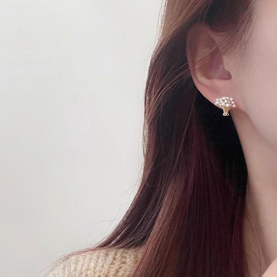 Pearl hollow flower basket earrings exquisite small simple stud earrings fashion light luxury personalized earrings