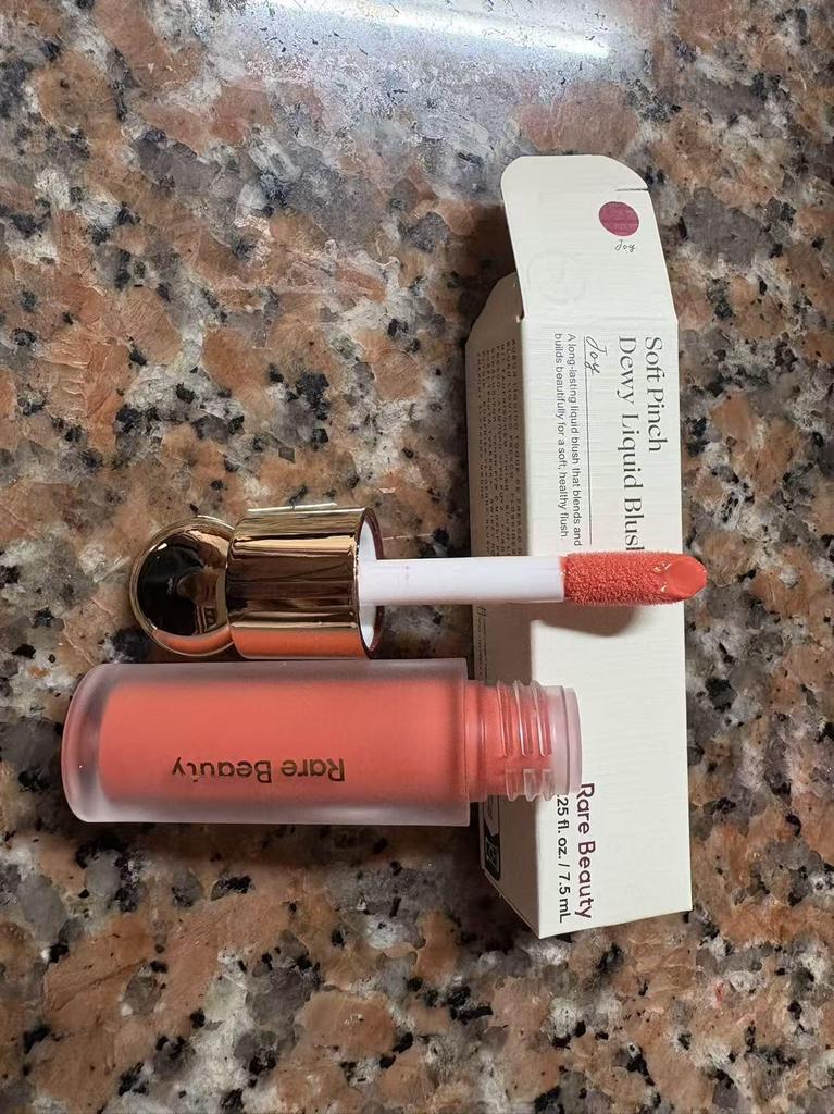 Rare Beauty di Selena: Blush Liquido & Gloss Labbra 7,5ml in Bliss/Hop - Articolo Caldo