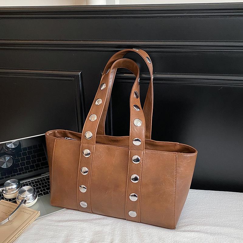 

Retro high-end large-capacity underarm bag women s 2025 new tote bag simple riveted shoulder commuter bag коричневый