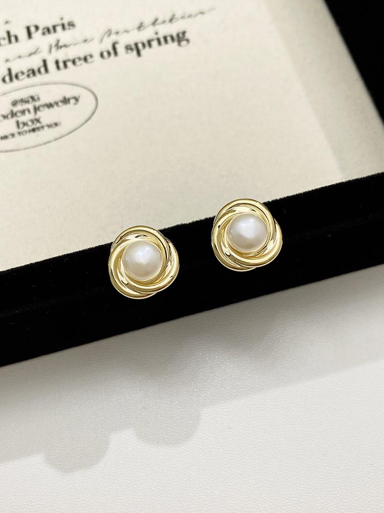 2024 New Style High-End Freshwater Pearl Stud Earrings for Women with 925 Sterling Silver