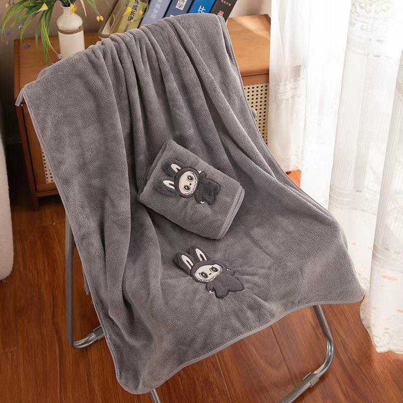 

Мультяшный вышитый набор из двух полотенец рабуб из кораллового флиса для детей и взрослых, мягкие и впитывают воду, не линяют. Towel 35 * 75cm