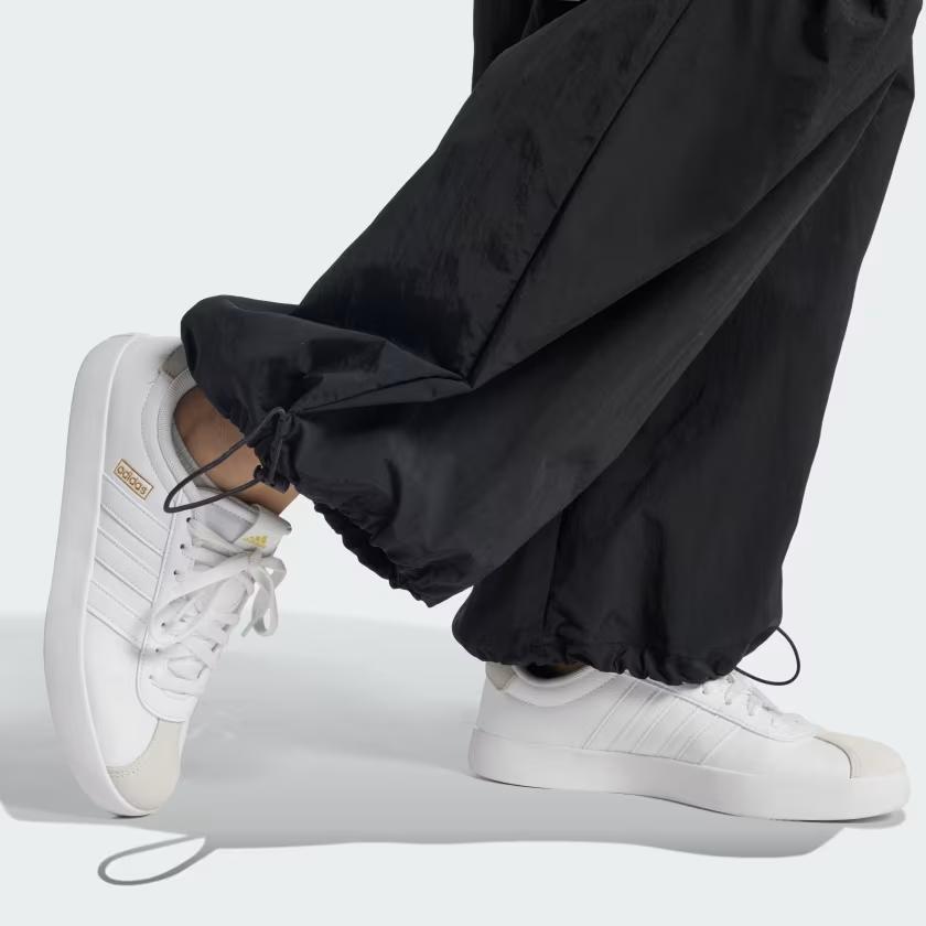 adidas City Escape Tessuto Paracadute Elastico in Vita Moda Versatile Polsino Regolabile Pantaloni Casual Donna Parte Inferiore Nero IV9780