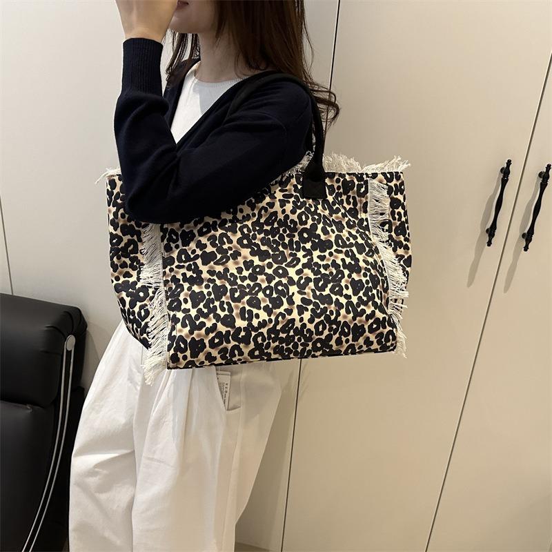 New Women's Large-capacity Leisure Travel Leopard Print Canvas Bag New Handmade Tassel Handbag One-shoulder Tote Bag