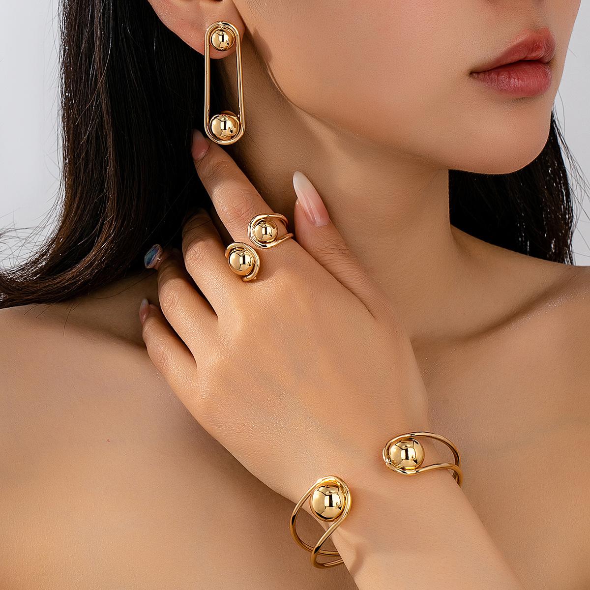 

Модные украшения для женщин золотой