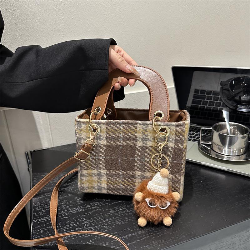 Fashionable Small Bag for Women In Autumn and Winter Versatile New Fashionable One-shoulder Crossbody Bag for Women In Handheld Concubine Bag