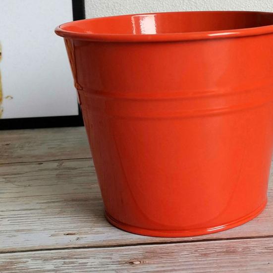 Vaso sospeso a parete, colore brillante, non facile da deformare, fioriere da balcone in ferro, secchio in metallo per balcone