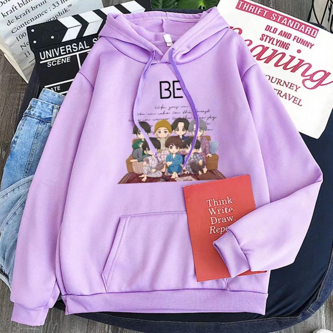 

2024 Women s Cartoon Boy Group Print Hoodie: Versatile & Casual Long Sleeve Sweatshirt 3XL світло-фіолетового кольору