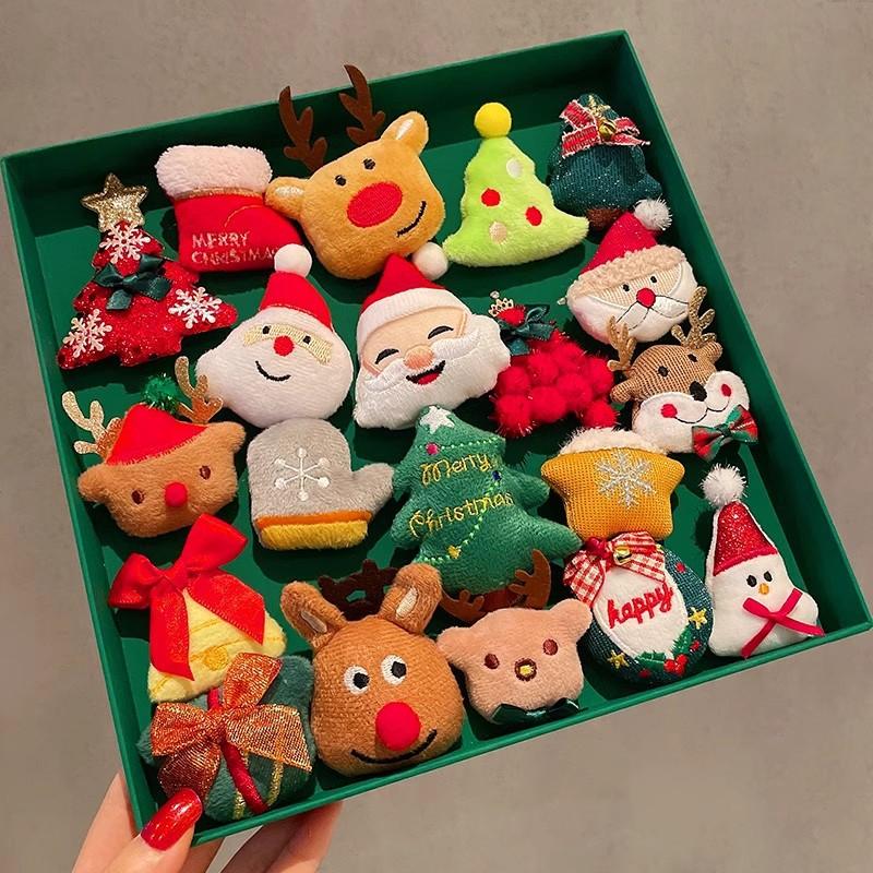 Vánoční plyšová brož Sněhulák Santa Claus Strom Věnec Kovové odznaky Šperky Dárek pro ženy Veselé Vánoce Dekor Dárky