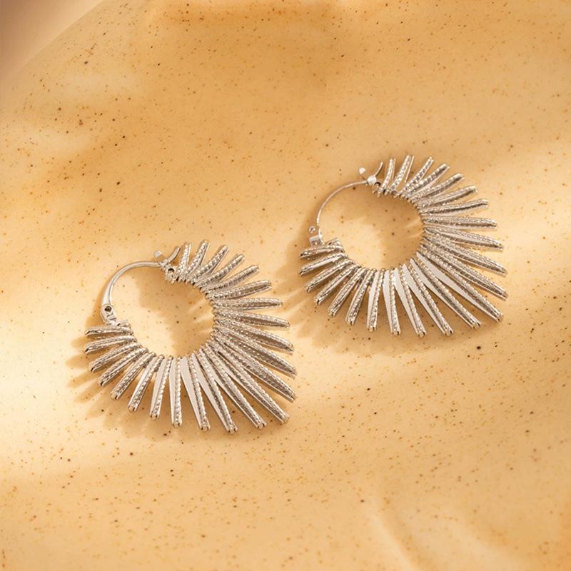Silver Needle Geometric Heart Hoop Earrings - Retro & High-End Style for a Bold Look