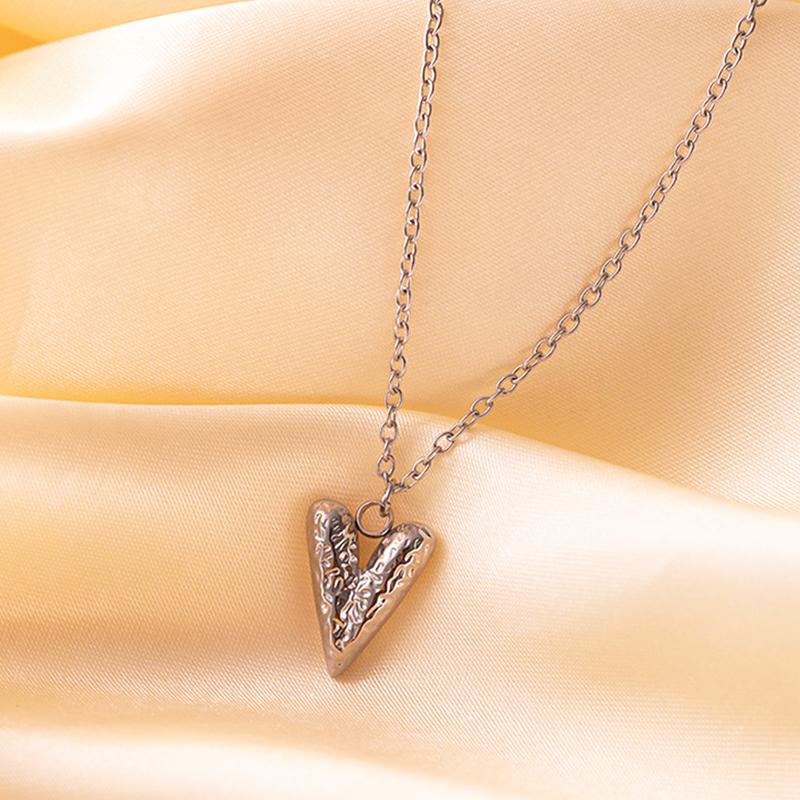 

Vintage Stainless Steel Bubble Letter V Necklace Gold Plated Heart Pendant Necklaces For Women