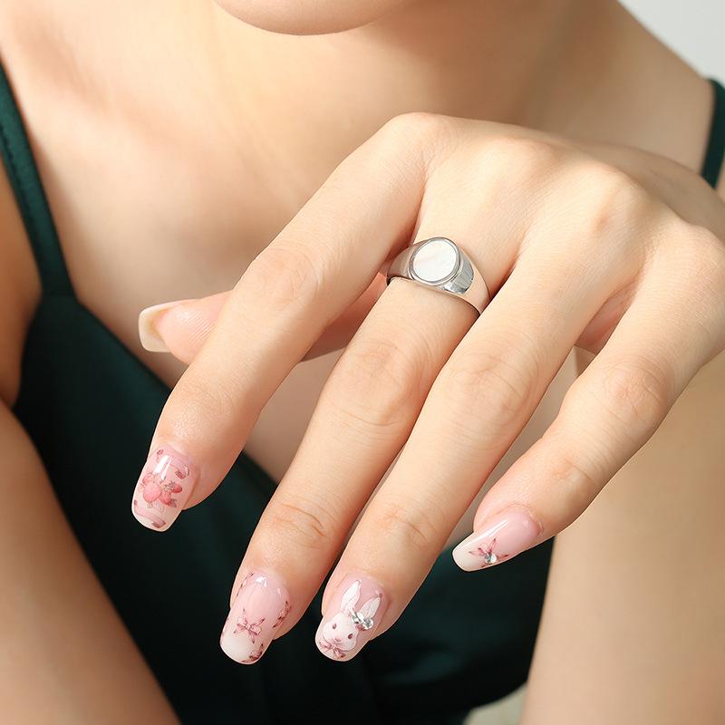 Bague Personnalisée en Acier Titane Plaqué Or avec Nacre Blanche et Zircon - Bijou de Main Résistant à la Décoloration