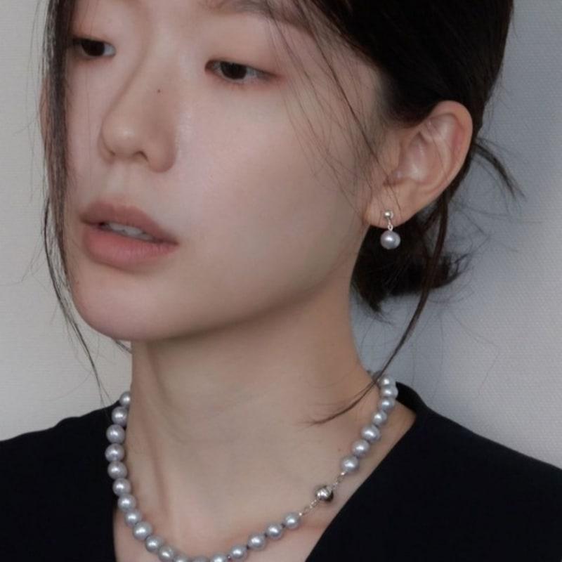 Aube De Moi Grey Pearl Drop Earring