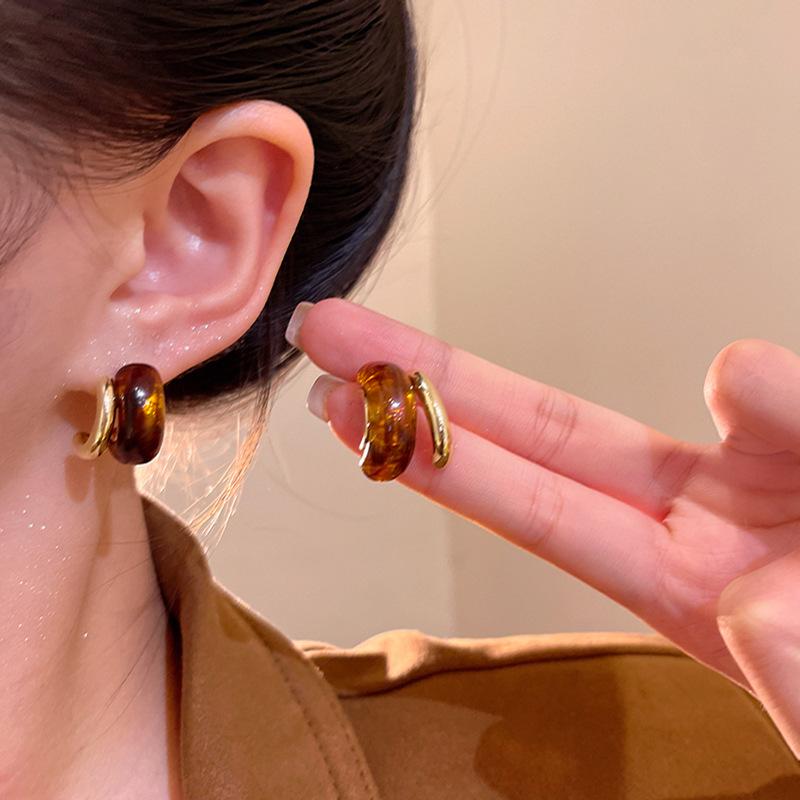 Maillard amber gold C-shaped earrings women's retro light luxury stud earrings autumn and winter ear jewelry