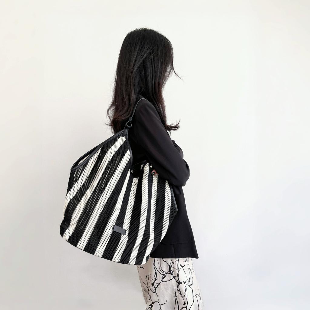 Premium schwarz-weiß gestreifte gewebte Umhängetasche mit großem Fassungsvermögen für Damen, lässiger Stil, leicht, Urlaubstasche, Einkaufstasche