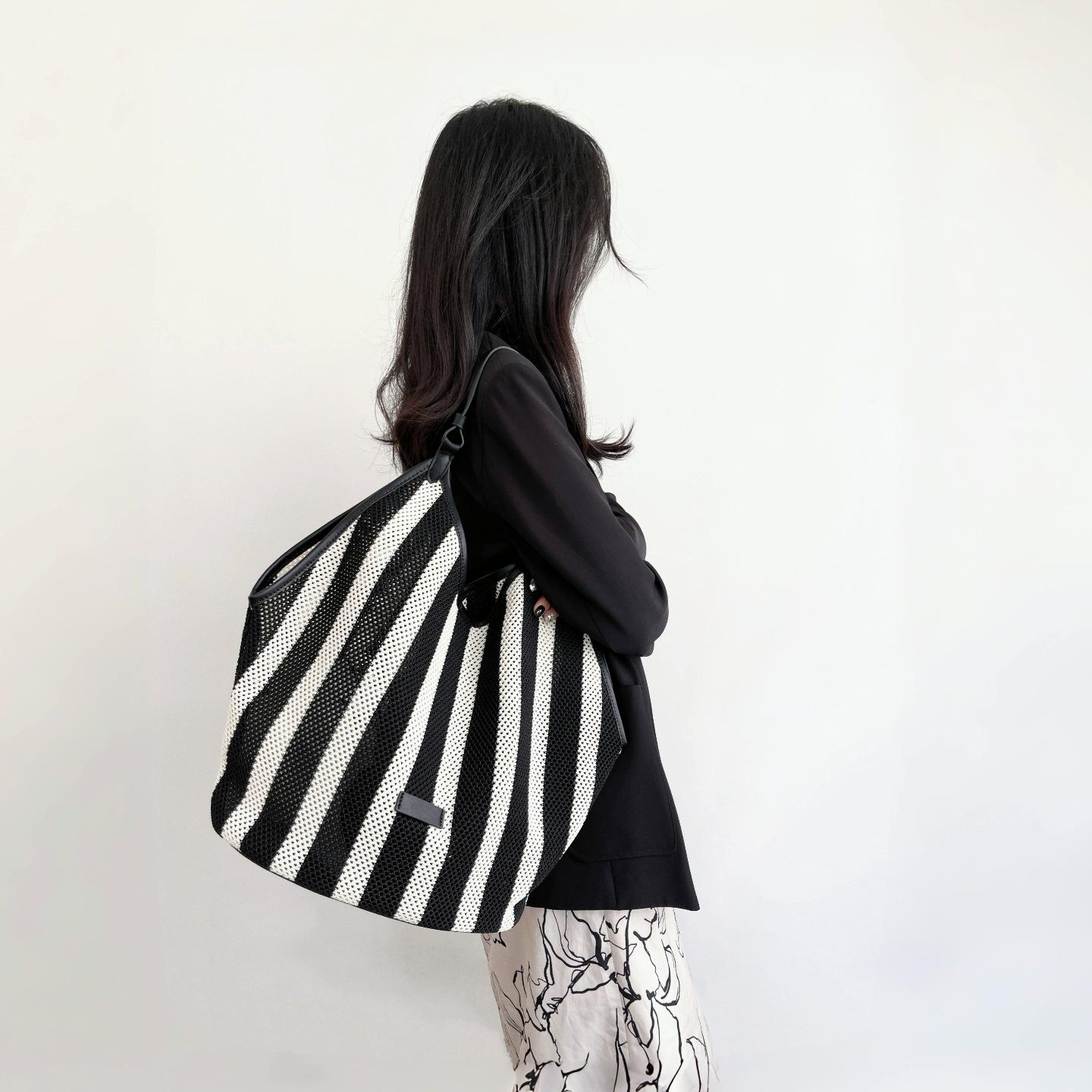 

Premium black and white striped woven large capacity shoulder women s bag lazy wind lightweight vacation bag shopping bag чёрный