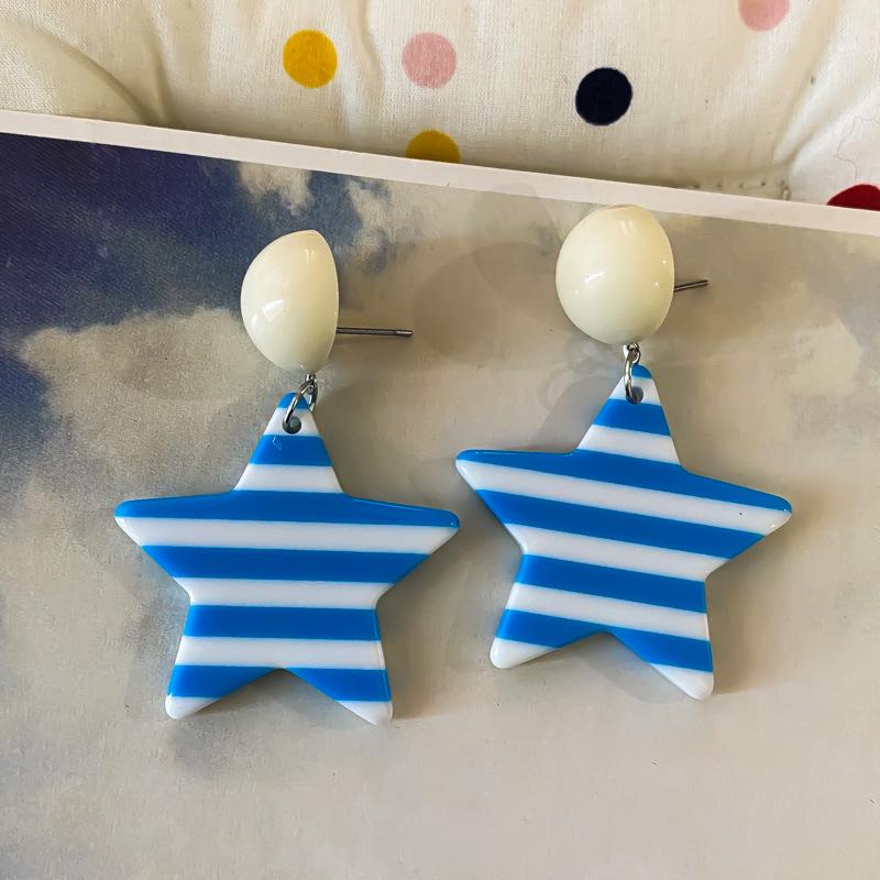 

Серьги в красный горошек в стиле ретро в Гонконге: Игривый и элегантный дофаминовый импульс