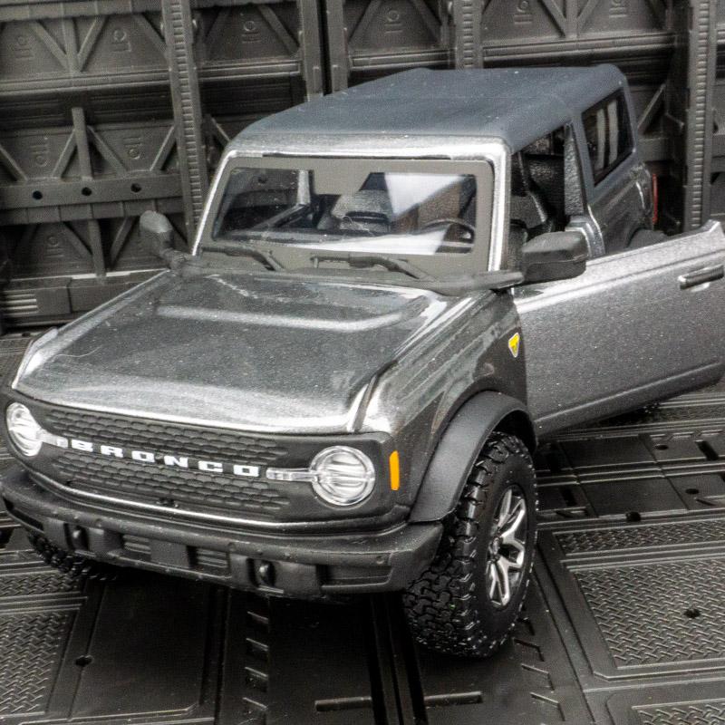 Maisto 1:24 Simulate the original Ford Bronco 2021 alloy off-road vehicle model, collect car ornaments, and open the doors