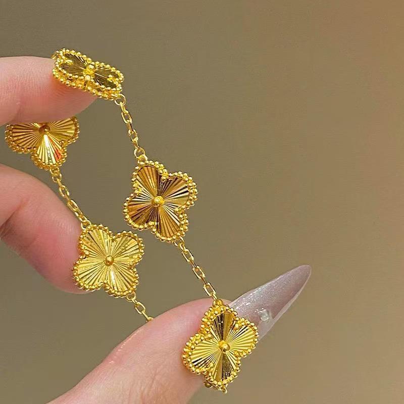Xiaohongshu Douyin Gold-Plated Four-Leaf Clover Five-Petal Bracelet: Elegant, Versatile, High-End Bracelet for Women.
