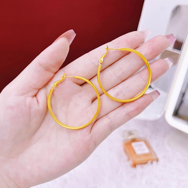 Runde Ohrringe aus glatter Kupferlegierung - Schlichte goldfarbene Creolen für Damen, vielseitiges großes Design