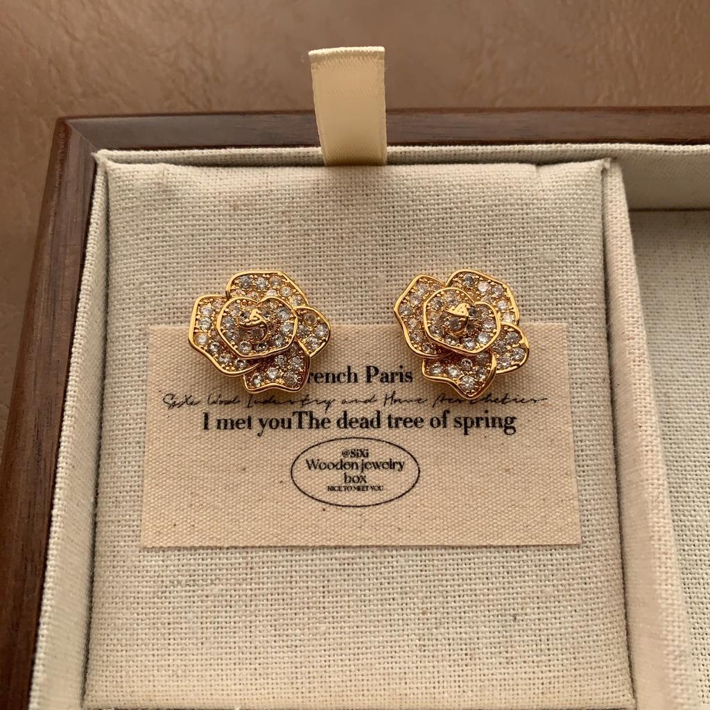 Gentle and delicate flower pearl zircon stud earrings retro loose sweet luxury fashion light luxury high-end earrings