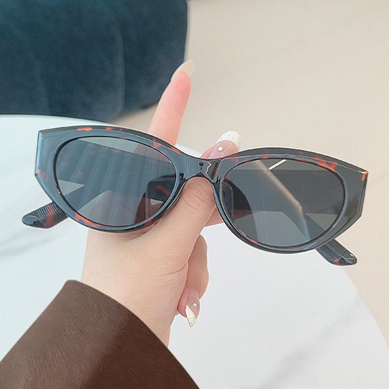 

Трендовые солнцезащитные очки «кошачий глаз» для женщин: Стильная квадратная форма подчеркивает круглые лица, обеспечивает защиту от УФ-лучей, дизайн высокого класса