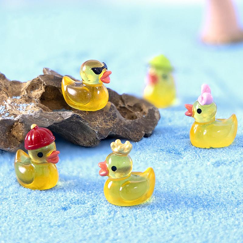 8Pcs Luminous Resin Mini Yellow Duckling Miniatures Doll House Glow-In-The-Dark Ducks Figurines For Diy Aquarium Garden Decor