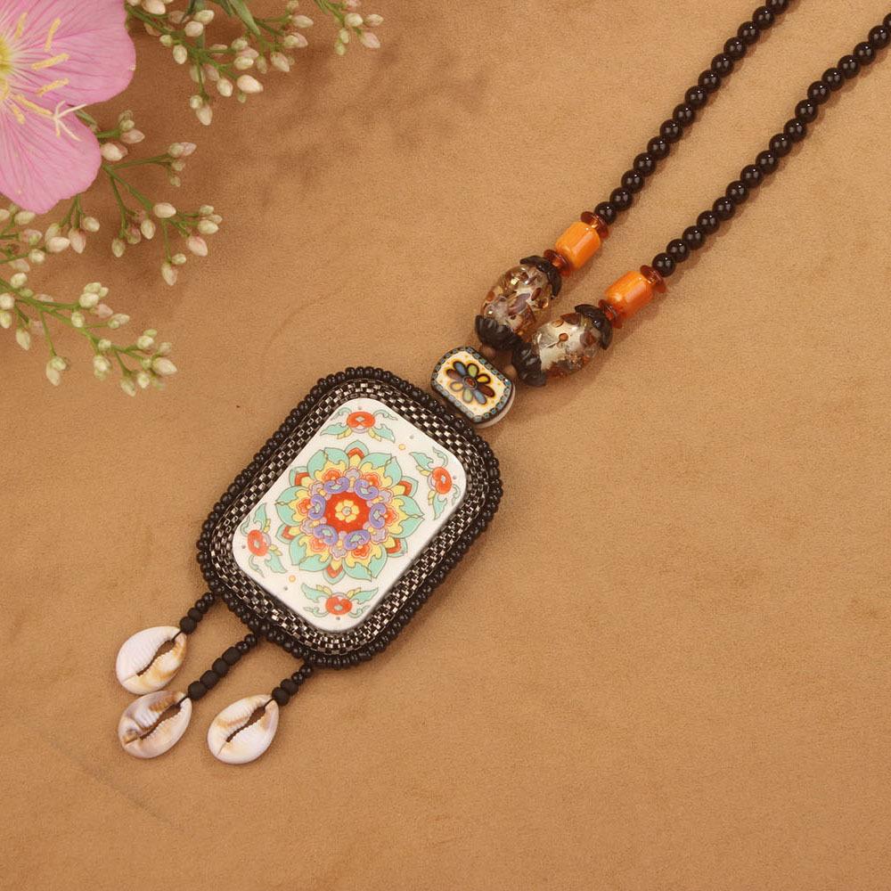 Nepálské šperky v etnickém stylu, kožený náhrdelník, exotický design, ručně tkané vintage bohémské předměty