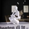 Abstrakte kleine Mann liest Buch Skulptur, Harz Mini-Figur, Heimdekoration für Schlafzimmer, Wohnzimmer und Arbeitszimmer
