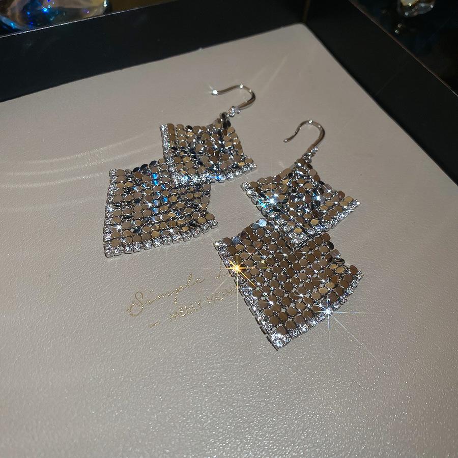

Циркон ромб с бахромой ушной крючок модные нишевые серьги легкая роскошь высокое чувство холодный ветер персонализированные серьги
