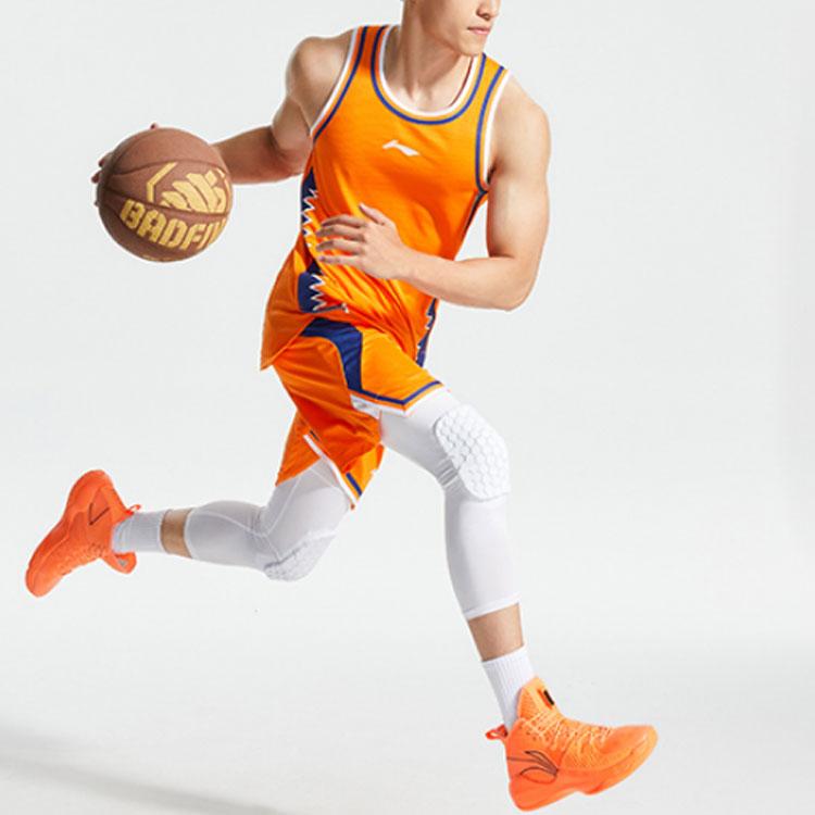 Li Ning Sports Basketball Series Lässiger Atmungsaktiver Basketball-Wettkampfanzug Herren Sportbekleidung Sonnenschein-Orange AATR009-2